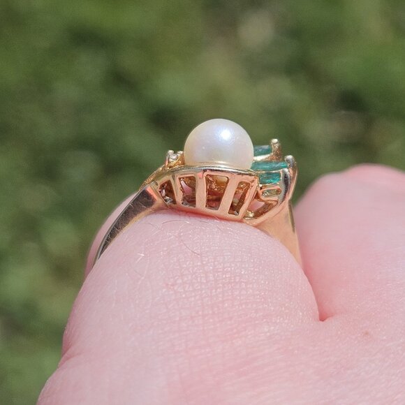 14K Yellow Gold Diamond Emerald & 6mm Pearl Small Cocktail Ring Size 5 - Picture 6 of 15